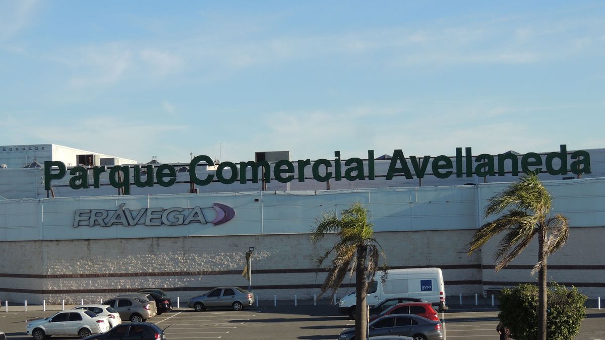 Fachada del Parque Comercial Avellaneda, con el cartel sobre el edificio y el estacionamiento adelante.